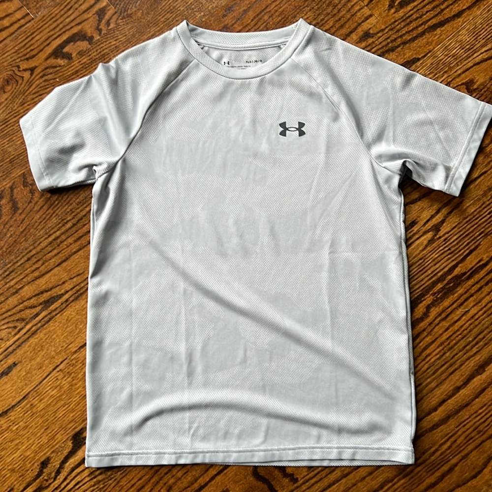 Gray Under Armour tshirt